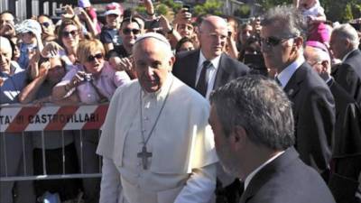 El papa Francisco llega a la prisión de Castrovillari, en Calabria (Italia). EFE