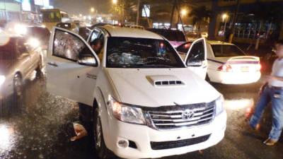 Enfrente de un hotel se produjo una balacera entre ocupantes de dos carros.