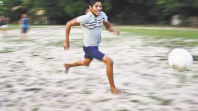 Dorenilson ‘dodol’ Colares Lima, de 15 años, en un entrenamiento del equipo de Suruacá.
