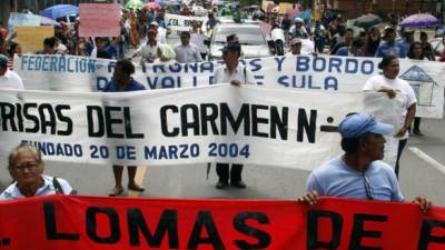 La caminata de los pobladores de los bordos se desarrolló por toda la primera calle.