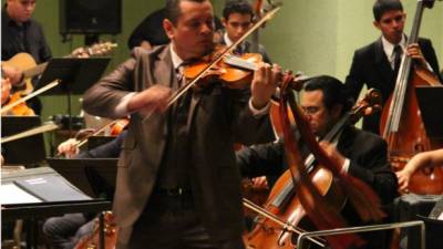 El violinista Héctor David Aguilar en una de sus interpretaciones.