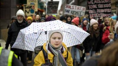 La joven Greta Thunberg en la manifestación de Estocolmo. Fotos: AFP
