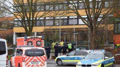 Coches de policía y ambulancias frente al instituto Kaethe Kollwitz. Foto:EFE