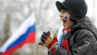 Un niño celebra el resultado del referendo a favor de que Crimea se una a Rusia.