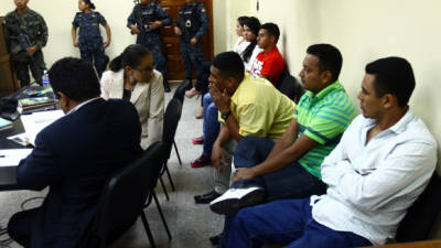 Katlin Zambrano, Yesika Zambrano, Marvin Oliva, Osman Osorio, Marvin Gómez y Edgar Osorio, atrás de defensores, en un receso del juicio.