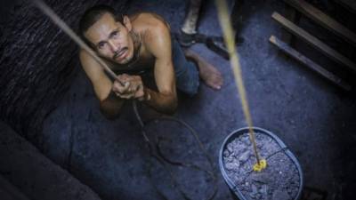 Carlos González busca agua dentro de un pozo de 15 metros de profundidad en la comunidad de Boaco.
