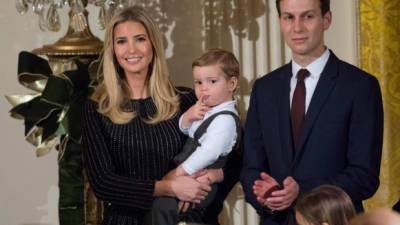 Ivanka Trump y su esposo Jared Kushner posan junto a su hijo Theodore en la Casa Blanca./AFP.