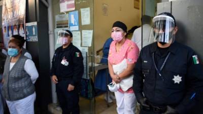 Enfermeras y médicos mexicanos protesta contra el Gobierno de Obrador por la falta de equipo de protección para atender emergencia por coronavirus./AFP.