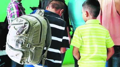 Dos menores recién llegados al hogar de niños El Edén luego de ser detenidos en México.