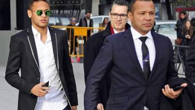 Neymar y su padre al salir de Audiencia Nacional. Foto AFP/Curto de la Torre