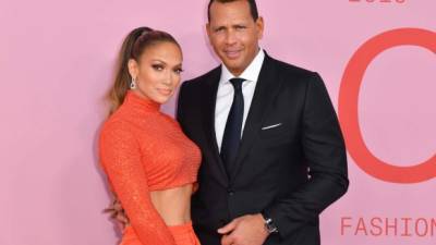 JLo y su prometido Alex Rodríguez a su llegada a los Fashion Awards 2019. ANGELA WEISS / AFP.