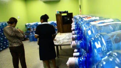 El personal de la Teletón en San Pedro Sula recibió el pasado jueves los botellones. Están trabajando en la colocación del logo.