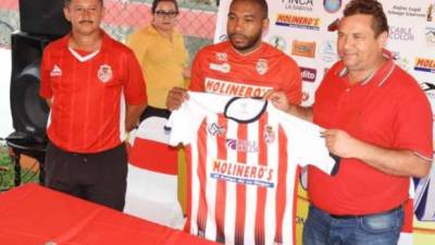 El presidente Ricardo Elencoff y el entrenador Mauro Reyes presentaron ante la prensa deportiva a Wilson Palacios como nuevo refuerzo de la Real Sociedad.