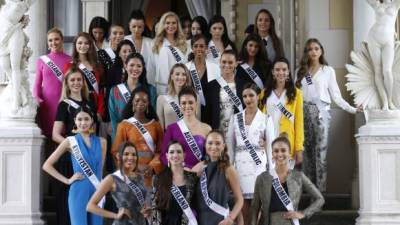 Los participantes de Miss Universo 2018 posan para fotos mientras visitan la Casa de Gobierno. AFP