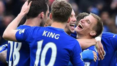 Jugadores del Leicester celebrando uno de los tantos. FOTO AFP.