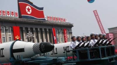 Vehiculos militares transportan misiles en Pyongyang durante el desfile de conmemoración del 'Día del sol', la festividad más importante del país, que se celebra en medio de las tensiones acrecentadas las últimas semanas con Washington. EFE