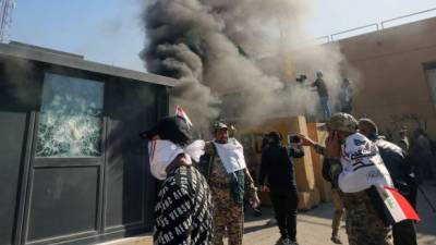 Miles de manifestantes arremetieron contra la embajada de EEUU en Bagdad tras los bombardeos estadounidenses contra milicias iraníes./AFP.