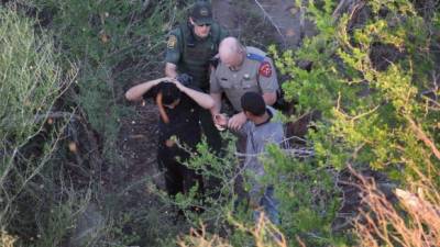 Agentes de la Patrulla Fronteriza detuvieron a dos inmigrantes que intentaban ingresar ilegalmente a los Estado Unidos por la frontera de McAllen, Texas. La inmigración será uno de los temas que se discutirá mañana en el último debate presidencial entre los candidatos Donald Trump y Hillary Clinton. AFP.