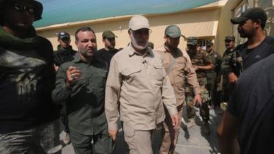 En esta foto de archivo tomada el 31 de julio de 2016, Abu Mahdi al-Muhandis, vicepresidente de las fuerzas de movilización popular iraquí, las poderosas fuerzas paramilitares al-Hashed al-Shaabi de Iraq, visita el área de Khalidiya, al este de Ramadi, la capital de Provincia de Anbar, durante la lucha contra los yihadistas del grupo Estado Islámico (IS) en ese momento. El jefe adjunto del Hashed, Abu Mahdi al-Muhandis, fue asesinado el 3 de enero de 2020 junto con el comandante iraní Qasem Soleimani en un ataque estadounidense al aeropuerto internacional de Bagdad, dijo la fuerza paramilitar chiíta, en una dramática escalada de tensiones entre Washington y Teherán. / AFP / AHMAD AL-RUBAYE