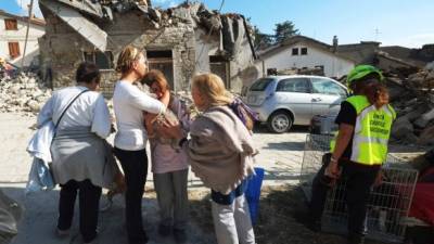 Parientes de las víctimas del fatal sismo se consuelan. AFP.