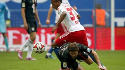 Julian Green, del Hamburgo, le comete una falta a Xabi Alonso.