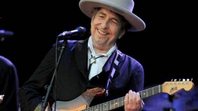 El estadounidense Bob Dylan es el primer cantante es ganar el premio Nobel de la Literatura.