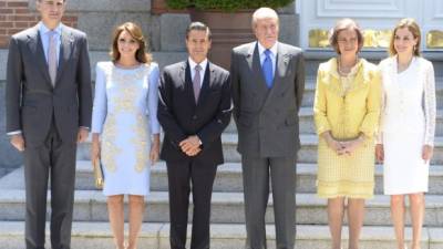 El príncipe de Asturias Felipe de Borbón, la primera dama de México Angélica Rivera, el presidente de México Enrique Peña Nieto, los reyes de España Juan Carlos y Sofía junto a la princesa Letizia en Madrid.