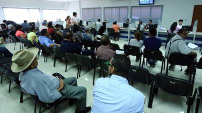 Contribuyentes en la oficina del SAR en Tegucigalpa.