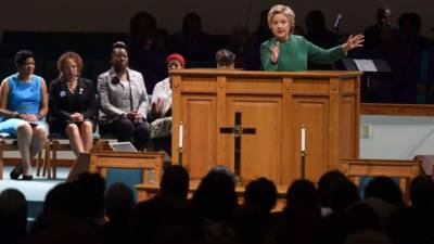 Hillary se presentó ayer en una iglesia de Carolina del Norte. Fotos: AFP