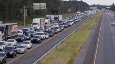 Ciudadanos evacúan por el huracán Irma a lo largo de la interestatal 75 en Lake Park, Georgia, USA.