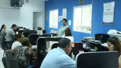 Abonados en las oficinas de Atención al Cliente en La Puerta. Foto: Amílcar Izaguirre.