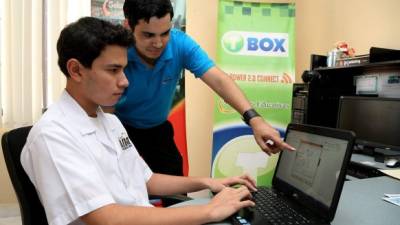 Villalta entrena en su computadora con la ayuda de un docente. Foto: Amílcar Izaguirre