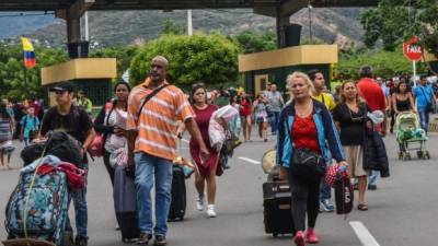 Venezolanos con maletas cruzan el puente internacional Simón Bolivar, en San Antonio de Táchira (Venezuela), hacia la ciudad colombiana fronteriza de Cúcuta.