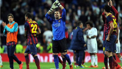 Víctor Valdés celebrando al final el triunfo del Barcelona.