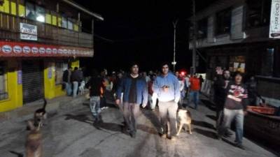 Un grupo de personas evacúa una zona costera tras la alerta de tsunami hoy, martes 1 de abril de 2014, después de que un terremoto de 8,2 grados en la escala de Richter afectara al norte del país