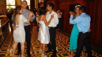 La alegría se notaba en sus rostros. Bailaron y disfrutaron de un pastel de bodas.