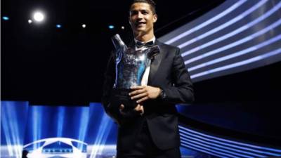 Cristiano Ronaldo posando con el trofeo al Mejor Jugador de la UEFA.