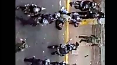 En el video se ve como los policías y militares dan tremenda golpiza al aficionado.