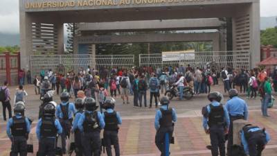 Aunque no hubo enfrentamientos, el acceso a la alma mater estuvo restringido. Por la tarde, el rector se reunió con transportistas para abogar por pedido del MEU.