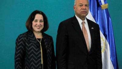 El secretario de Seguridad de los Estados Unidos de América, Jeh Johnson (d), posa con la embajadora de EE.UU. en El Salvador, Jean Manes (i), durante una conferencia de prensa en el Centro de Atención al Migrante, ubicado en San Salvador (El Salvador). EFE
