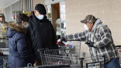 Personas en Nueva York se protegen con una mascarilla para evitar el contagio de coronavirus. Foto: AFP
