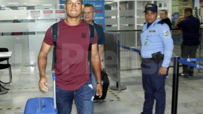Bryan Acosta a su llegada al aeropuerto Ramón Villeda Morales de San Pedro Sula. Foto Neptalí Romero
