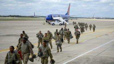 Más de mil soldados de las Fuerzas Armadas estadounidenses llegaron esta mañana a la frontera entre Texas y México por órdenes del presidente Donald Trump para frenar el ingreso de las caravanas de migrantes que se dirigen a ese país.