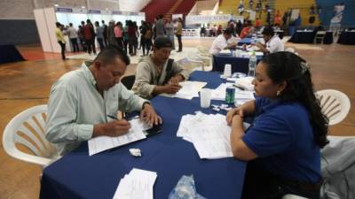 Alrededor de 1,100 personas llegaron a la feria de empleo en la Villa Olímpica para trabajar en construcción.