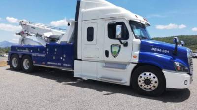 El camión remolcador quitará los obstáculos durante protestas en las carreteras del país.