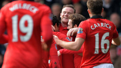 Wayne Rooney es felicitado por sus compañeros tras marcarle al West Bromwich.
