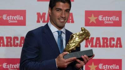 Suárez se mostró feliz al recibir la Bota de Oro. FOTO AFP / JOSEP LAGO.