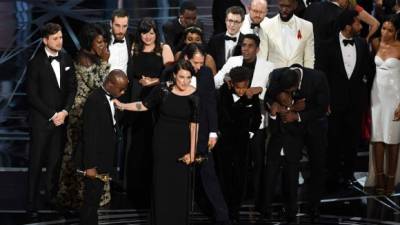 El elenco de la película 'Moonlight' se alzó con el Óscar a mejor película.