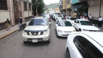 Los taxistas llevaron sus protestas a las puertas de la Alcaldía capitalina.