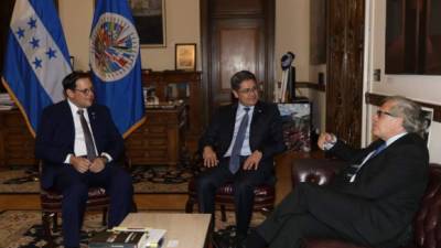 El Canciller Lisandro Rosales, el presidente hondureño Juan Orlando Hernández y el representante de la OEA, Luis Almagro.